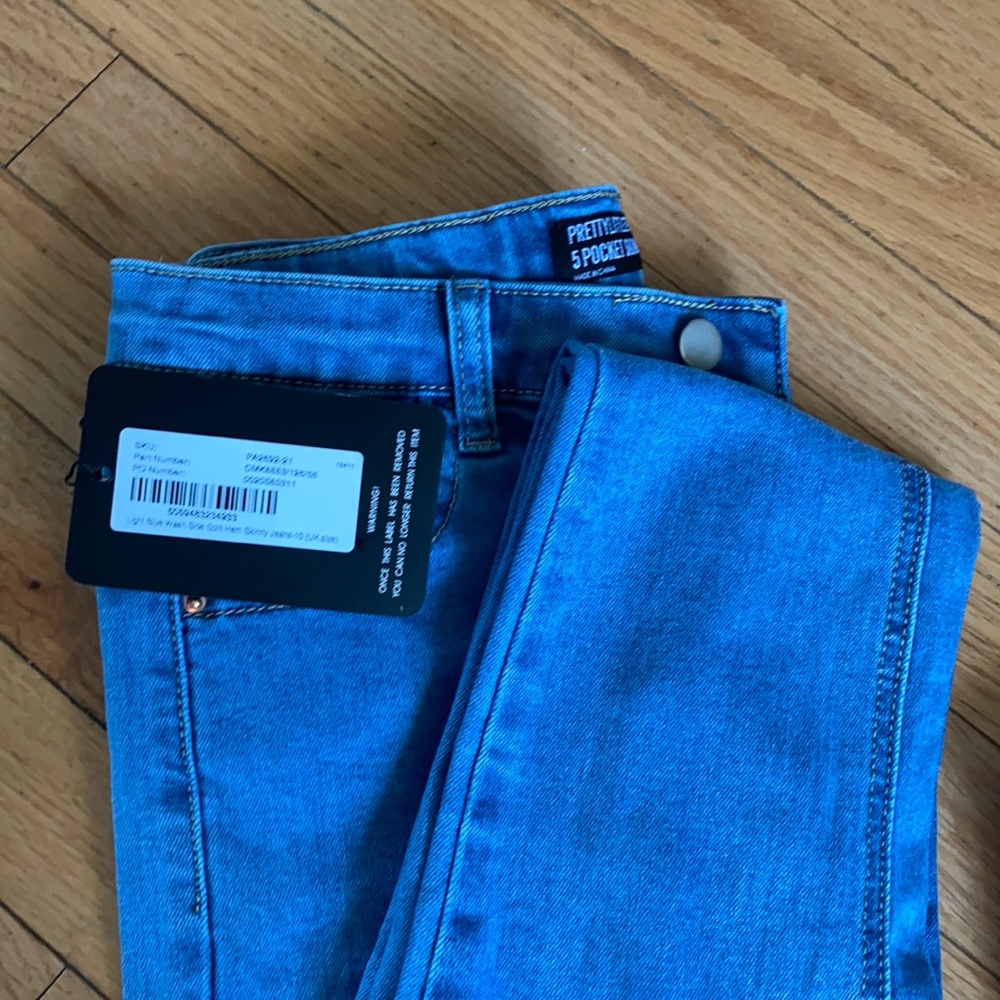 Brand New FashionNova skinny jeans w/ split size 6